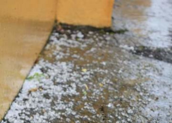 Chuva de granizo causa transtornos em Monsenhor Gil
